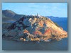 Faro su rocce rosse